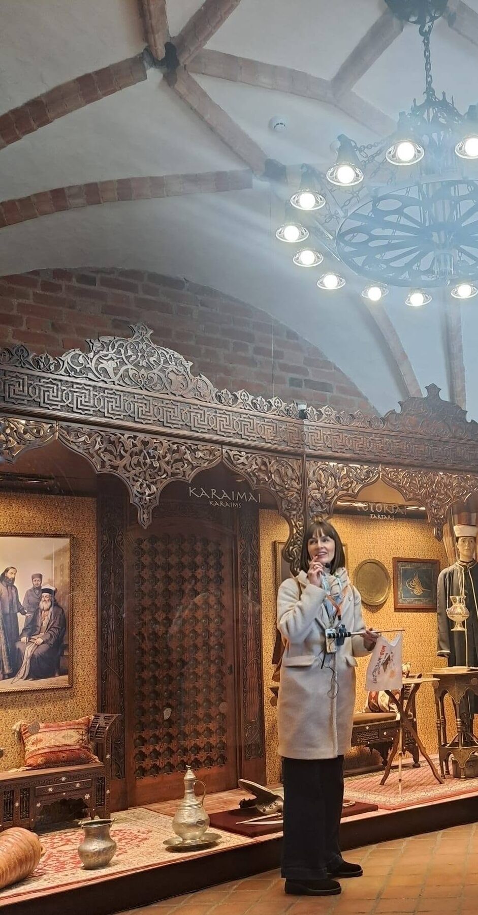 Alina opowiada grupie w muzeum Karaimów w Trokach