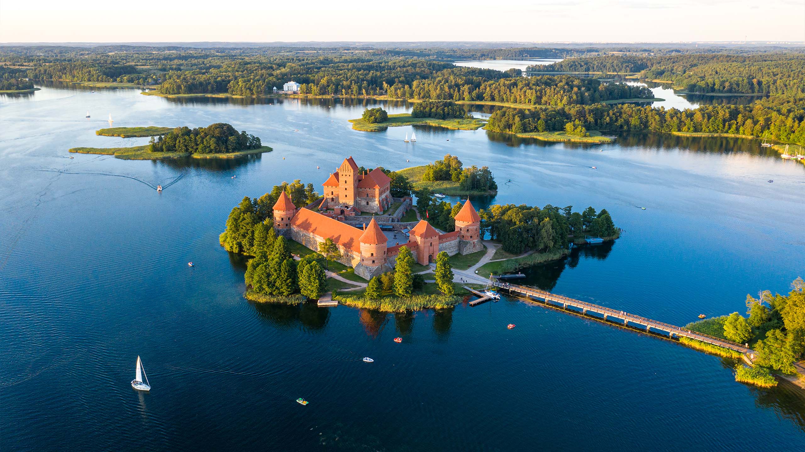 Zamek w Trokach i drewniany most prowadzący na wyspę