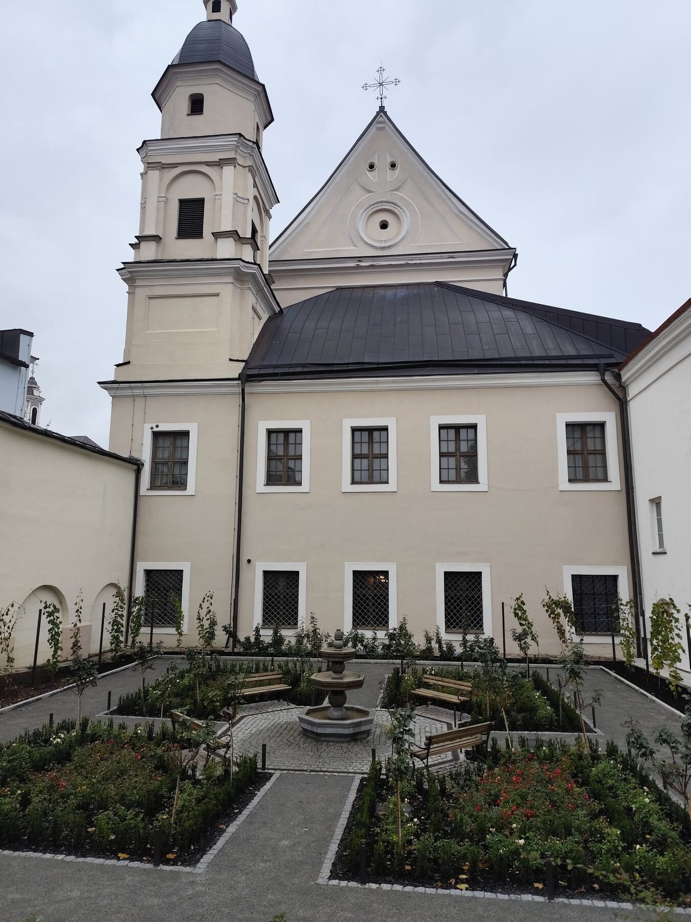 Ogród przy kościele świętej Teresy i Ostrej Bramie